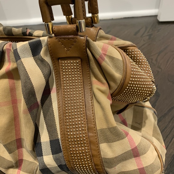 Burberry Bag With Gold Grommets, an overnight bag. - Picture 7 of 7